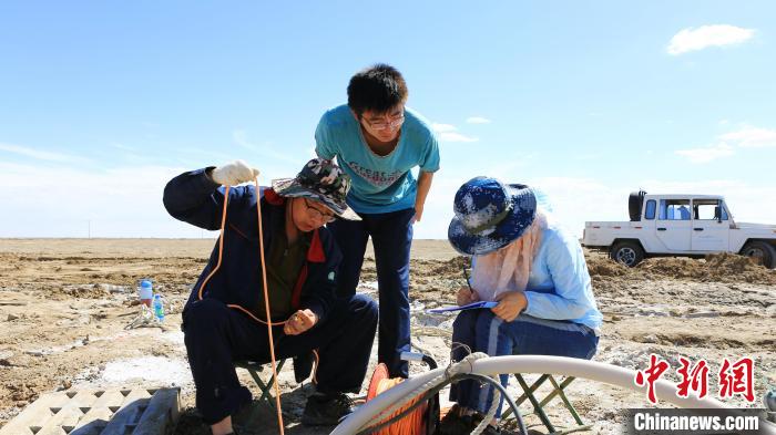 圖為專家測(cè)量鹽湖鹵水水位。(資料圖) 柴綜院 供圖