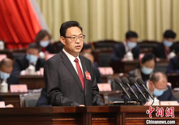 圖為青海省西寧市人民政府代市長石建平作政府工作報告?！∑钤鲚?攝