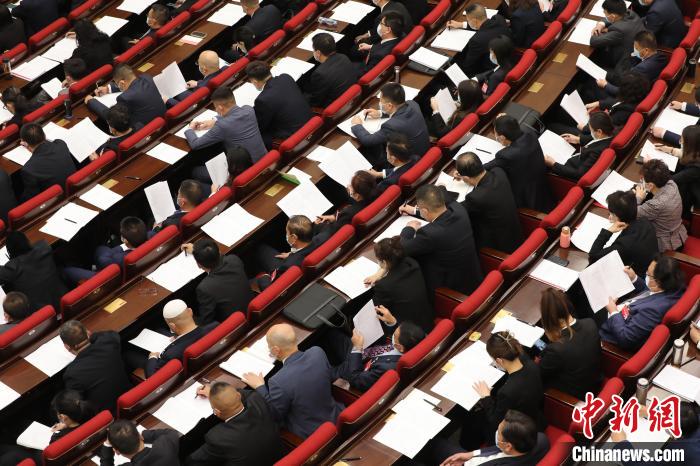 圖為會議現場，參會代表正在聽取政府工作報告?！∑钤鲚?攝
