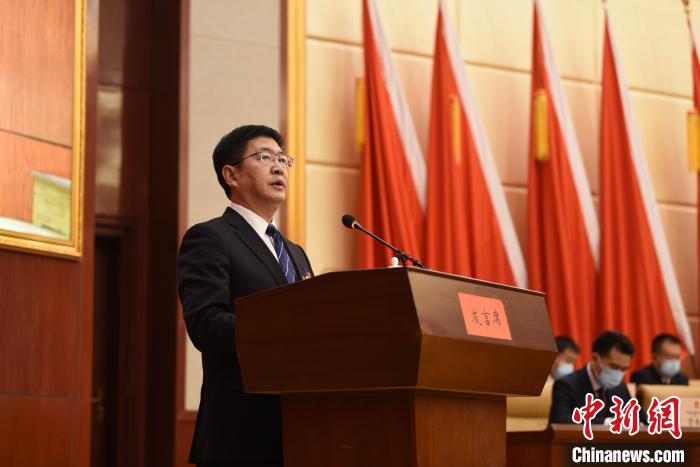 圖為青海省果洛州人民政府州長葉萬彬作政府工作報告?！　《嘟馨盒?攝