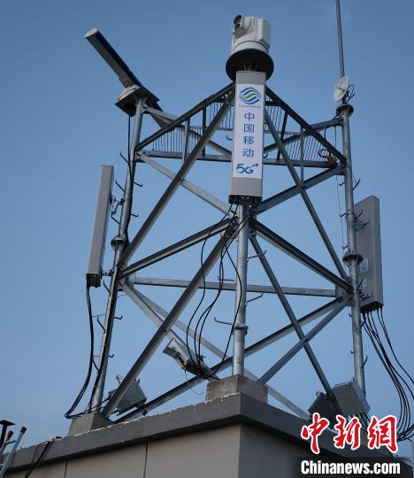 資料圖為建在龍羊峽湖區(qū)內(nèi)的5G基站?！∏嗪Ｒ苿?dòng)海南分公司供圖