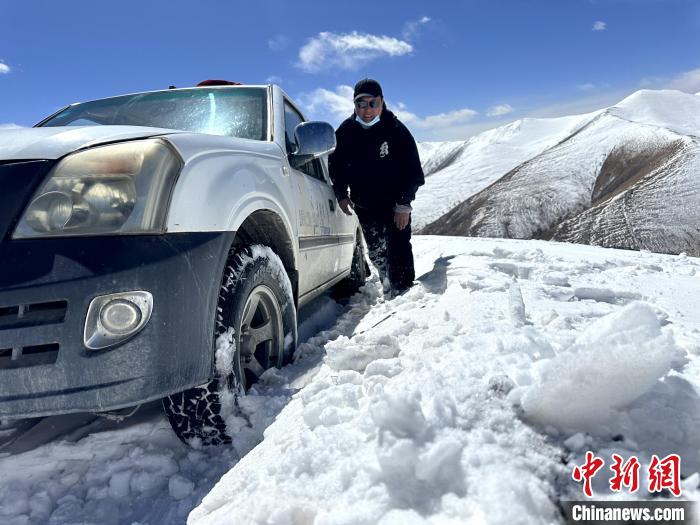 圖為生態(tài)管護(hù)人員準(zhǔn)備在雪地推車?！《“瓦_(dá)杰 攝