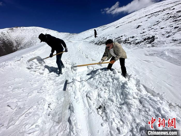 圖為生態(tài)管護(hù)人員在巡護(hù)道路上清雪?！《“瓦_(dá)杰 攝