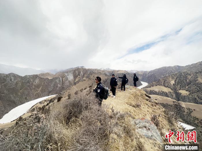 圖為曲麻萊縣崗當(dāng)村的生態(tài)管護(hù)人員開展巡護(hù)?！《“瓦_(dá)杰 攝