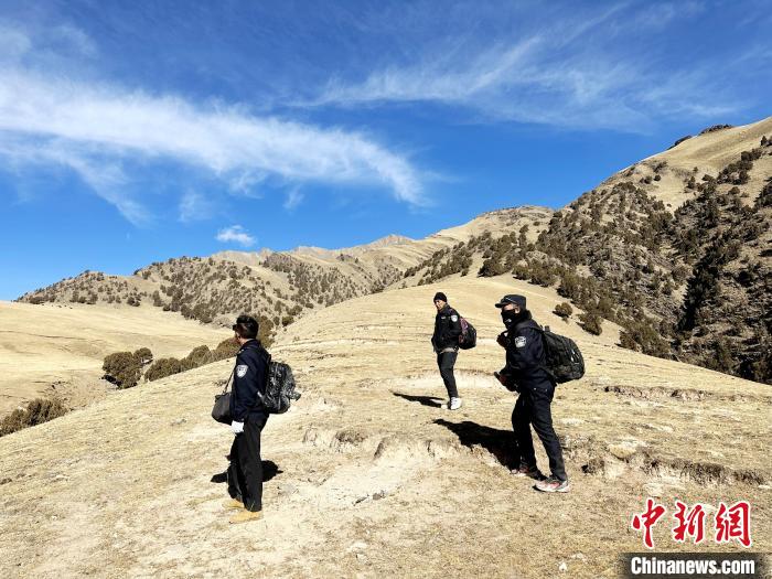 圖為生態(tài)管護(hù)人員開展巡護(hù)。　丁巴達(dá)杰 攝