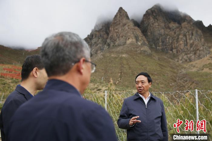 圖為西藏自治區(qū)人大常委會(huì)副主任、拉薩南北山綠化指揮部副總指揮江白(右)?！∝暣_ 攝