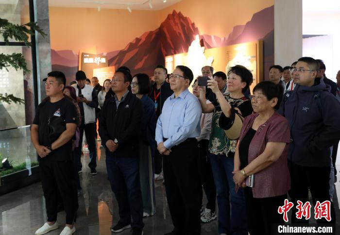 圖為臺(tái)商參訪祁連山國(guó)家公園生態(tài)科普館?！⊙Φ?攝