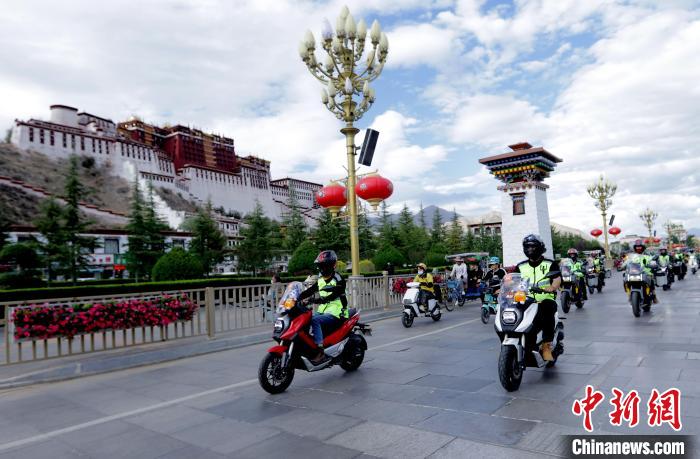 圖為2023年極地G219集結(jié)賽暨金卡納場(chǎng)地賽選手途經(jīng)拉薩布達(dá)拉宮?！∮文恋厍蚬﹫D