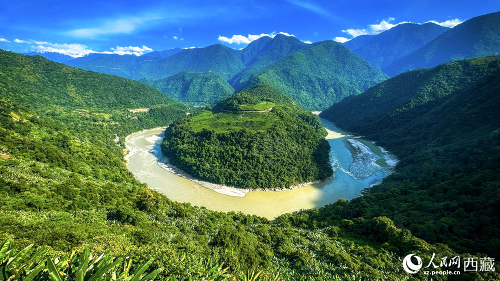 風(fēng)景秀麗、植被繁茂的西藏林芝市墨脫縣果果塘大拐彎。人民網(wǎng)記者 次仁羅布攝