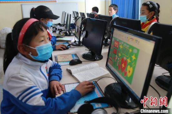 圖為鄉(xiāng)村學(xué)校少年宮的孩子們正在上電腦課?！〔抛尡尽z