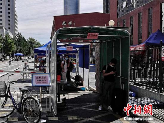 中國科學院大學校門外，豎立著“家長止步”的提示牌。 中新網 張尼 攝