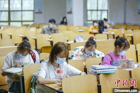 資料圖：學生在圖書館自習室內學習?！⑾A 攝