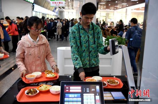 資料圖：某高校食堂學生在打飯。中新社記者 韓蘇原 攝
