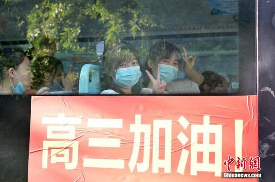 資料圖：2020年7月，廣西南寧沛鴻民族中學(xué)內(nèi)，高三學(xué)生乘坐高考專車前往考點。 中新社記者 俞靖 攝