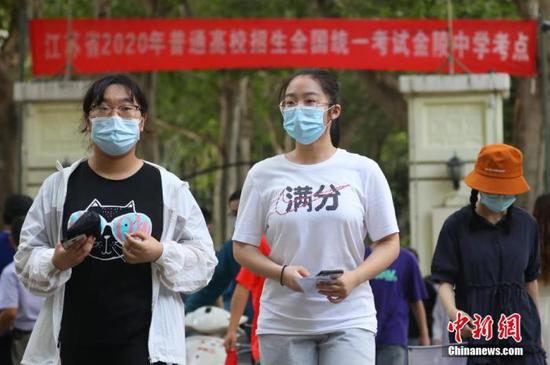 資料圖：2020年7月6日，江蘇南京一處考點，高考考生看完考場后走出考點。 中新社記者 泱波 攝