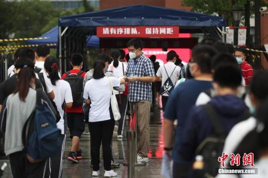 資料圖：2020年7月，上?？忌饺敫呖伎紙觥埡鄠?攝