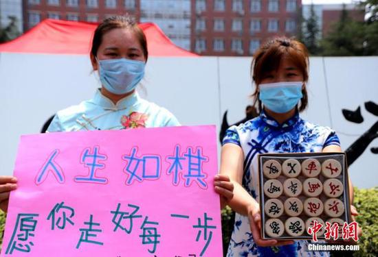 資料圖：2020年7月河南鄭州一高考考點，考生家長送考 中新社記者 王中舉 攝