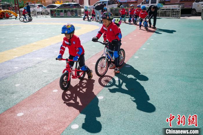 圖為拉薩市實(shí)驗(yàn)幼兒園孩子們正在練習(xí)滑步車?！『闻罾?攝