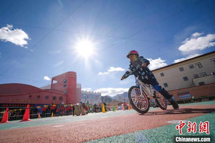 圖為拉薩市實(shí)驗(yàn)幼兒園孩子們正在練習(xí)滑步車?！『闻罾?攝