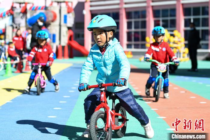 圖為拉薩市實(shí)驗(yàn)幼兒園孩子們正在練習(xí)滑步車。　何蓬磊 攝