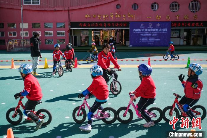 圖為拉薩市實(shí)驗(yàn)幼兒園孩子們正在練習(xí)滑步車?！『闻罾?攝