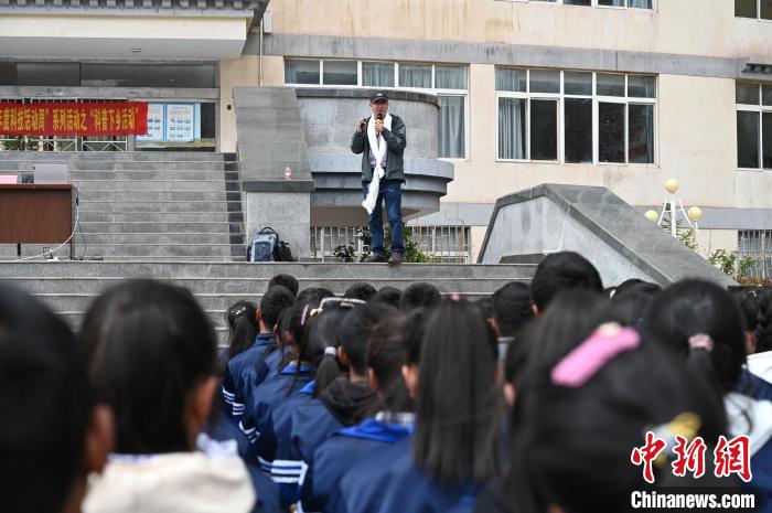 圖為西藏大學(xué)教授寧長(zhǎng)春為中學(xué)生授課。　趙朗 攝