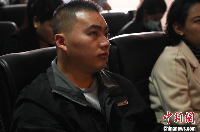 圖為企業(yè)工作人員參加講座。　趙朗 攝