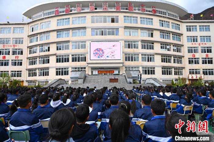 圖為昌都市第五高級(jí)中學(xué)全體學(xué)生參加授課?！≮w朗 攝
