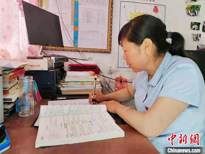 甘肅環(huán)縣“全能老師”堅守“麻雀學?！保簩W生在，我就在