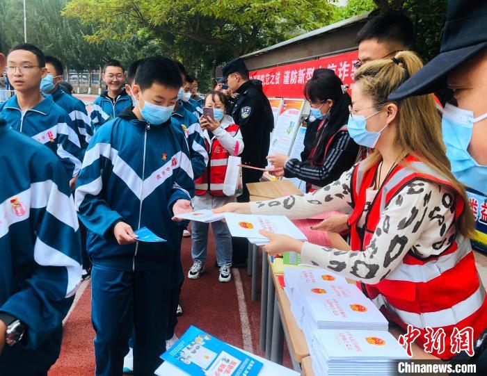 圖為西寧市法制宣傳進(jìn)校園?！∥鲗幨谐俏鲄^(qū)供圖