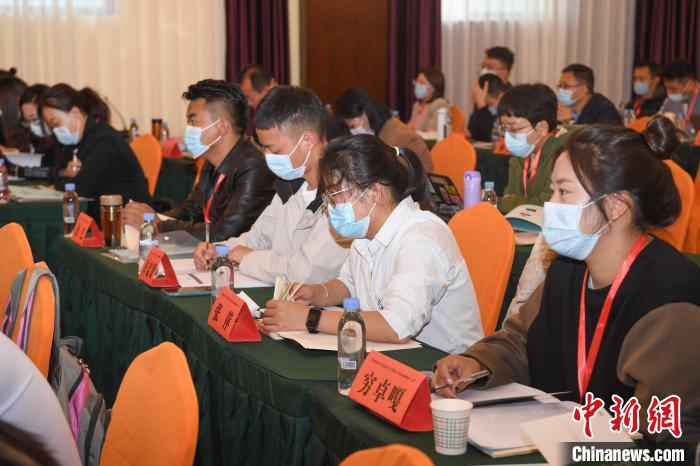 圖為第十五期全國預防青少年違法犯罪工作理論與務實高級研修班學員正在上課?！∝暩聛硭?攝