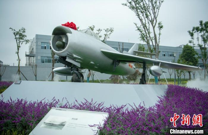園林式戰(zhàn)斗機(jī)博物館內(nèi)展示的“殲5甲”飛機(jī)。　劉忠俊 攝