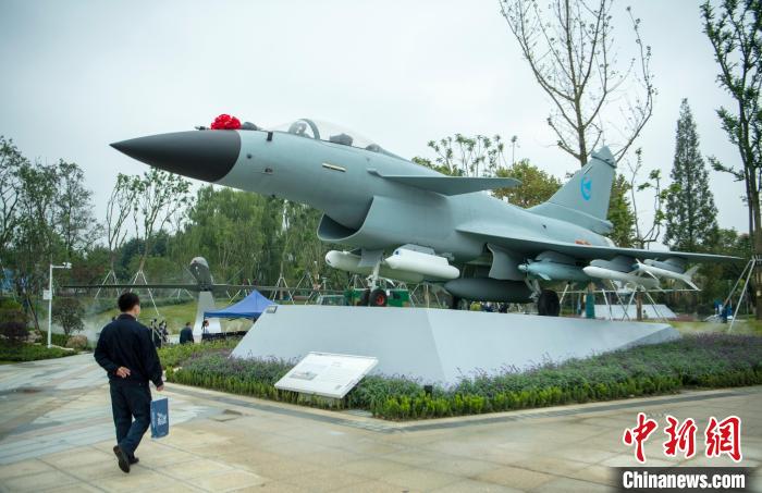 園林式戰(zhàn)斗機博物館內(nèi)展示的“殲10C”飛機。　劉忠俊 攝