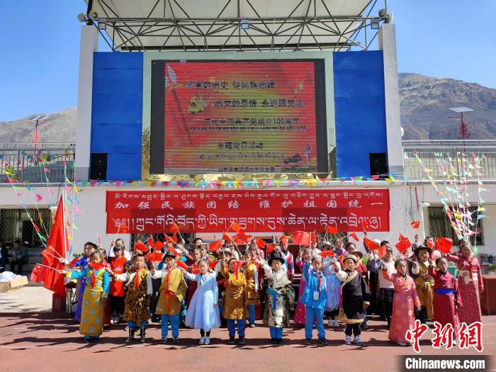 圖為加查縣安繞鎮(zhèn)小學各民族代表學生齊唱紅歌?！“怖@鎮(zhèn)小學供圖