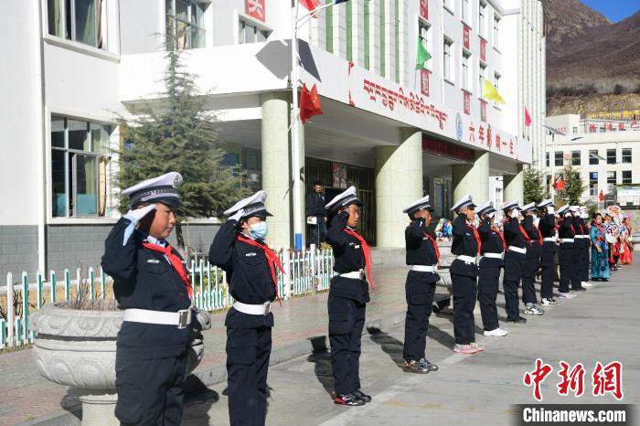 圖為加查縣安繞鎮(zhèn)小學學生爭當“小交警”體驗交警工作?！∝暩聛硭?攝