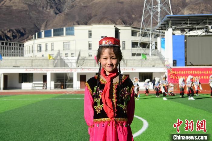 圖為加查縣安繞鎮(zhèn)小學回族學生馬萍?！∝暩聛硭?攝