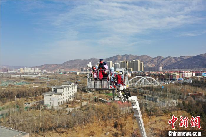 圖為小朋友在消防員的陪同下，體驗(yàn)78米登高平臺(tái)消防車。　楊龍建 攝