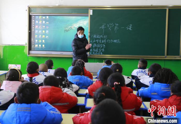 圖為學生正在上課?！●R銘言 攝