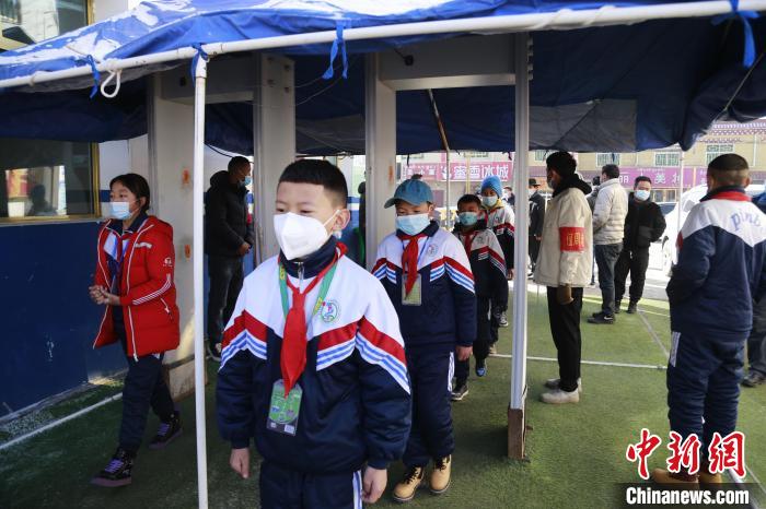 圖為學生測量體溫后進入校園。　馬銘言 攝