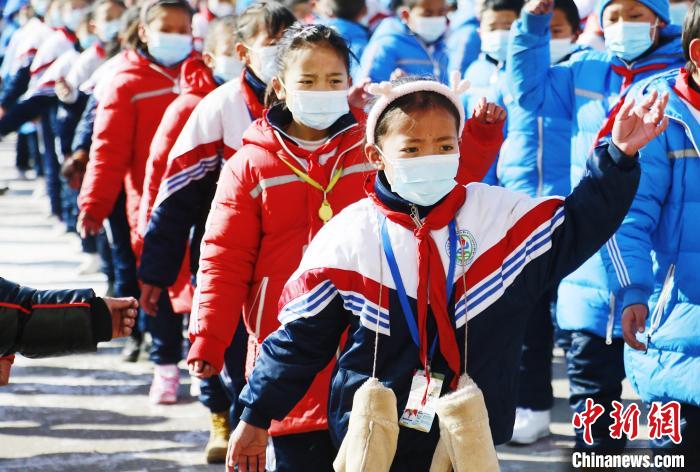 圖為學生跳起歡快的藏族舞蹈迎接新學期?！●R銘言 攝