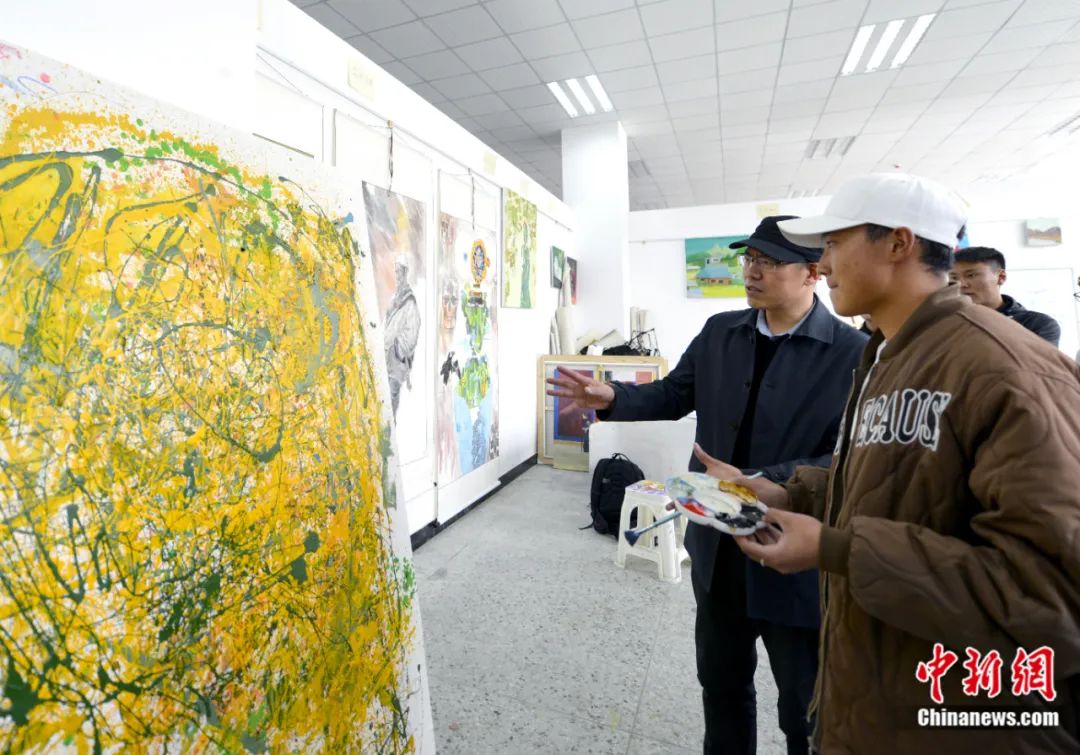 劉洋在課堂上指導(dǎo)學(xué)生繪畫技巧。<a target='_blank' href='/'><p  align=