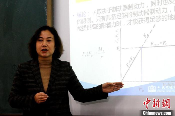 圖為李富香給學(xué)生上理論課。(資料圖) 青海省教育廳供圖