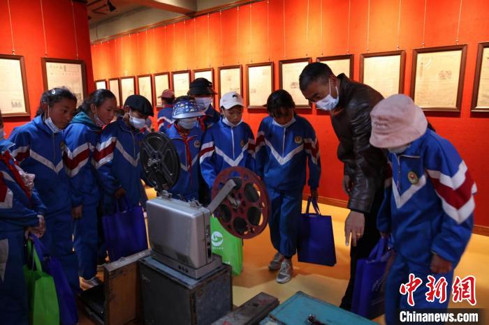 資料圖為玉樹市第四完小學生參觀鑄牢中華民族共同體意識主題展?！『F龍 攝