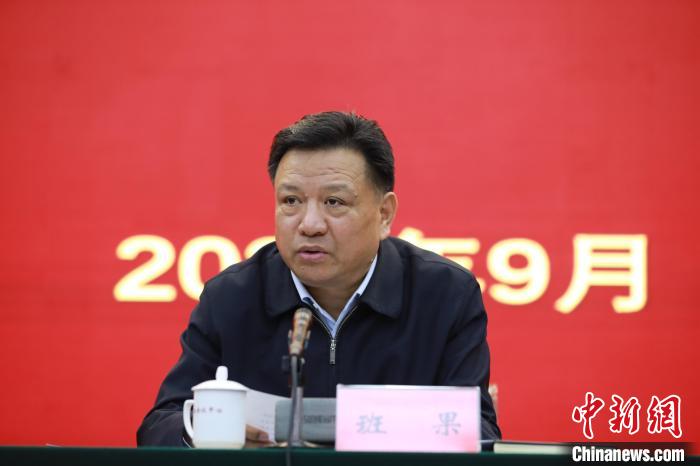 圖為青海省委常委、統(tǒng)戰(zhàn)部部長班果出席會議并講話?！『F龍 攝