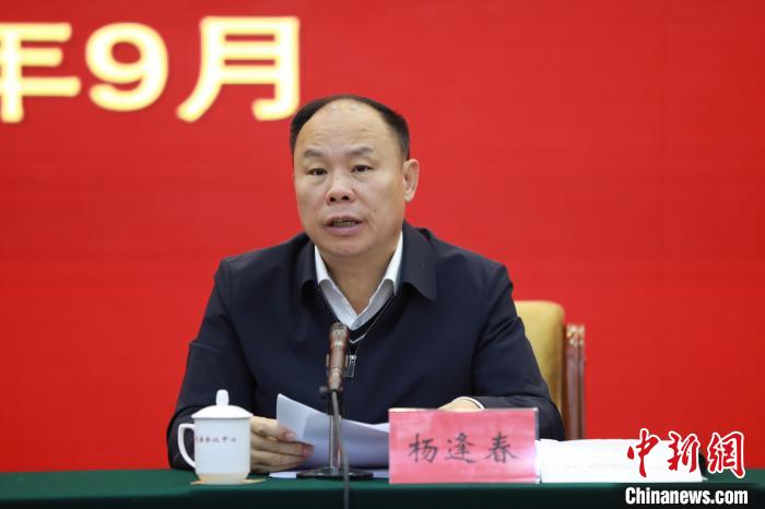 圖為青海省副省長楊逢春主持會議并講話?！『F龍 攝