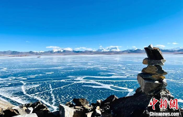 圖為普瑪江塘鄉(xiāng)境內(nèi)的雪山、冰湖美景?！±丝ㄗ涌h網(wǎng)信辦供圖