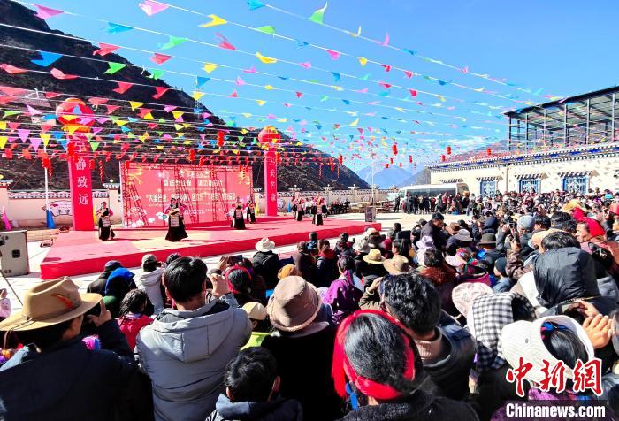 文藝活動(dòng)全景?！∶⒖悼h委宣傳部供圖