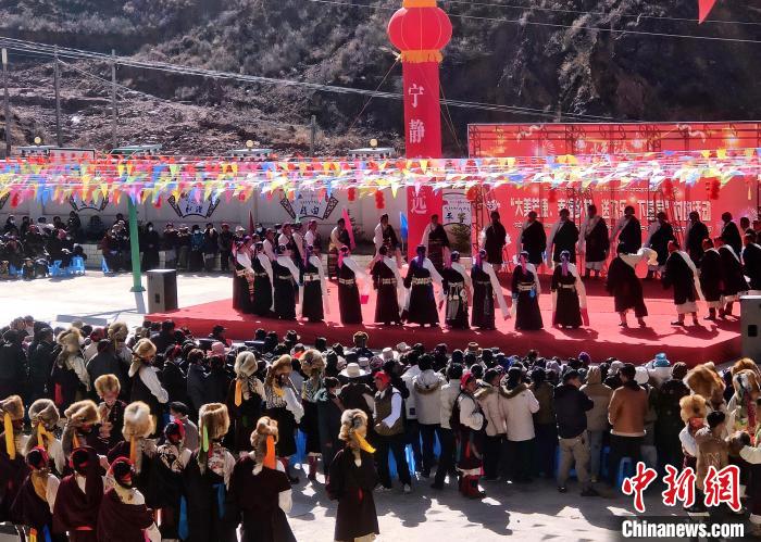 文藝活動(dòng)全景?！∶⒖悼h委宣傳部供圖
