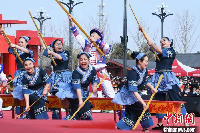圖為廣西壯族打扁擔(dān)展演?！×赫赵?攝