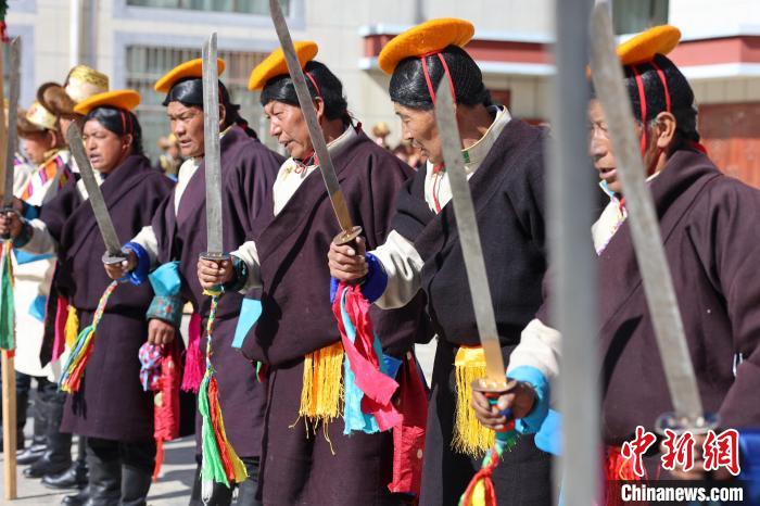 圖為藝人們手持藏刀表演加麻百·甲江?！愔闈扇?攝